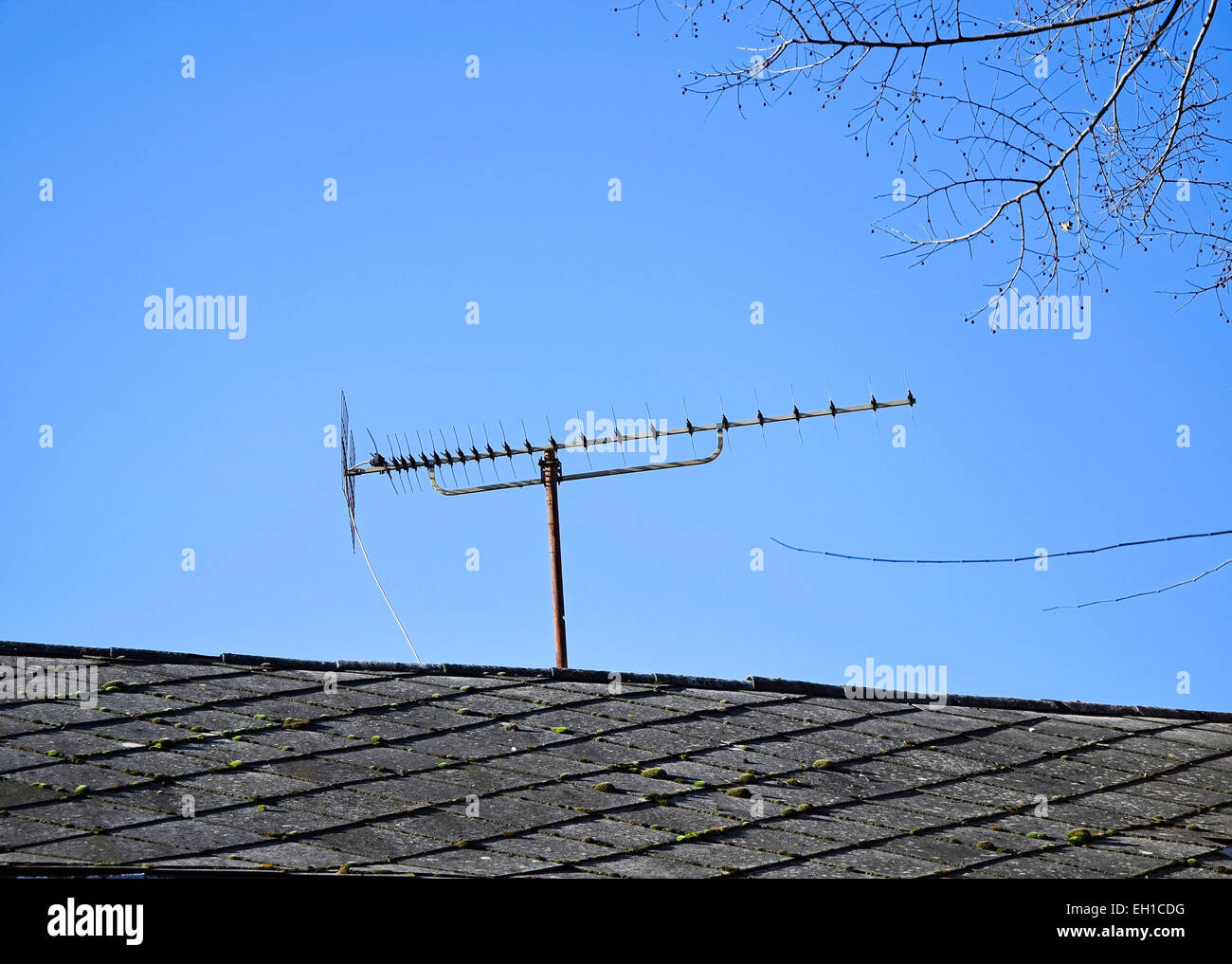 TV-Antenne auf dem Dach eines alten Gebäudes Stockfoto