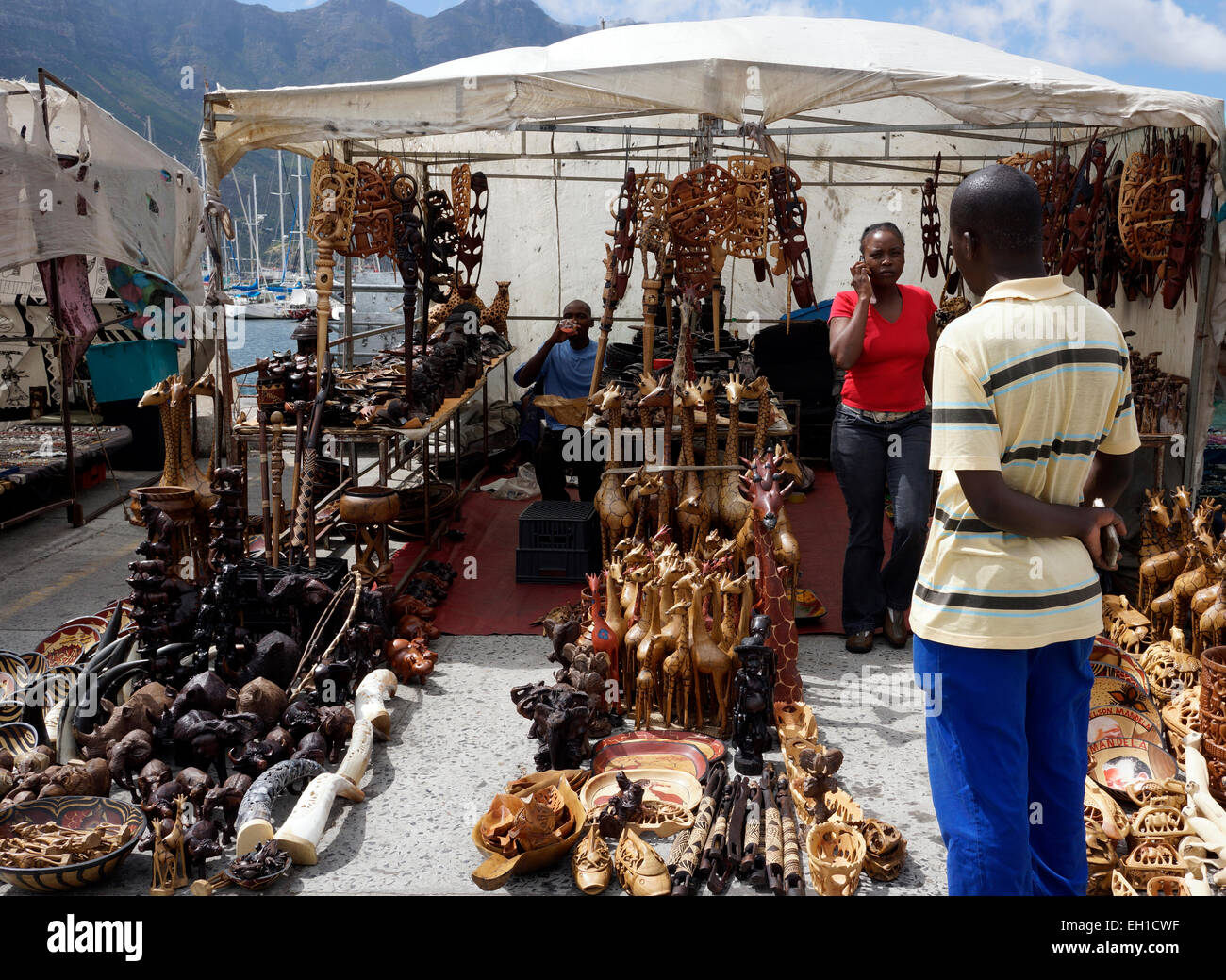 Outdoor-Markt Stände verkaufen afrikanische Kuriositäten auf der Promenade im Hafen von Hout Bay. Stockfoto