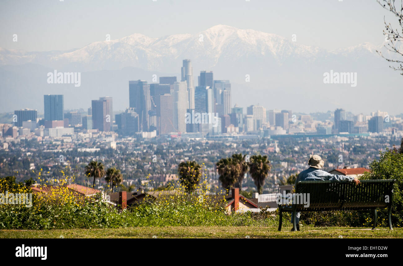 Los Angeles, USA. 4. März 2015. Ein Bürger sitzt in Kenneth Hahn Recreation Park in Los Angeles, USA, 4. März 2015. © Zhang Chaoqun/Xinhua/Alamy Live-Nachrichten Stockfoto