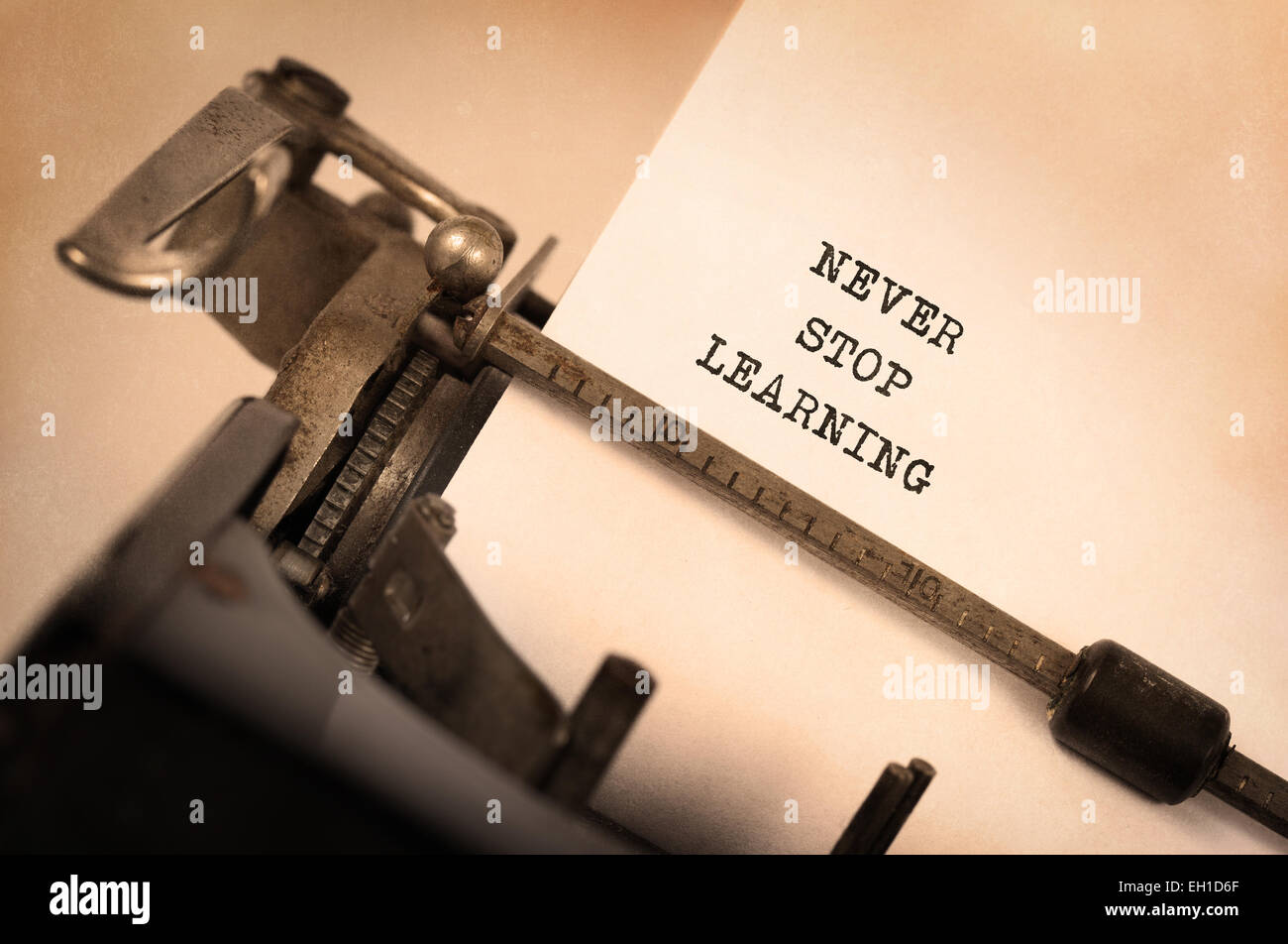 Vintage Inschrift von alte Schreibmaschine, nie aufhören zu lernen Stockfoto