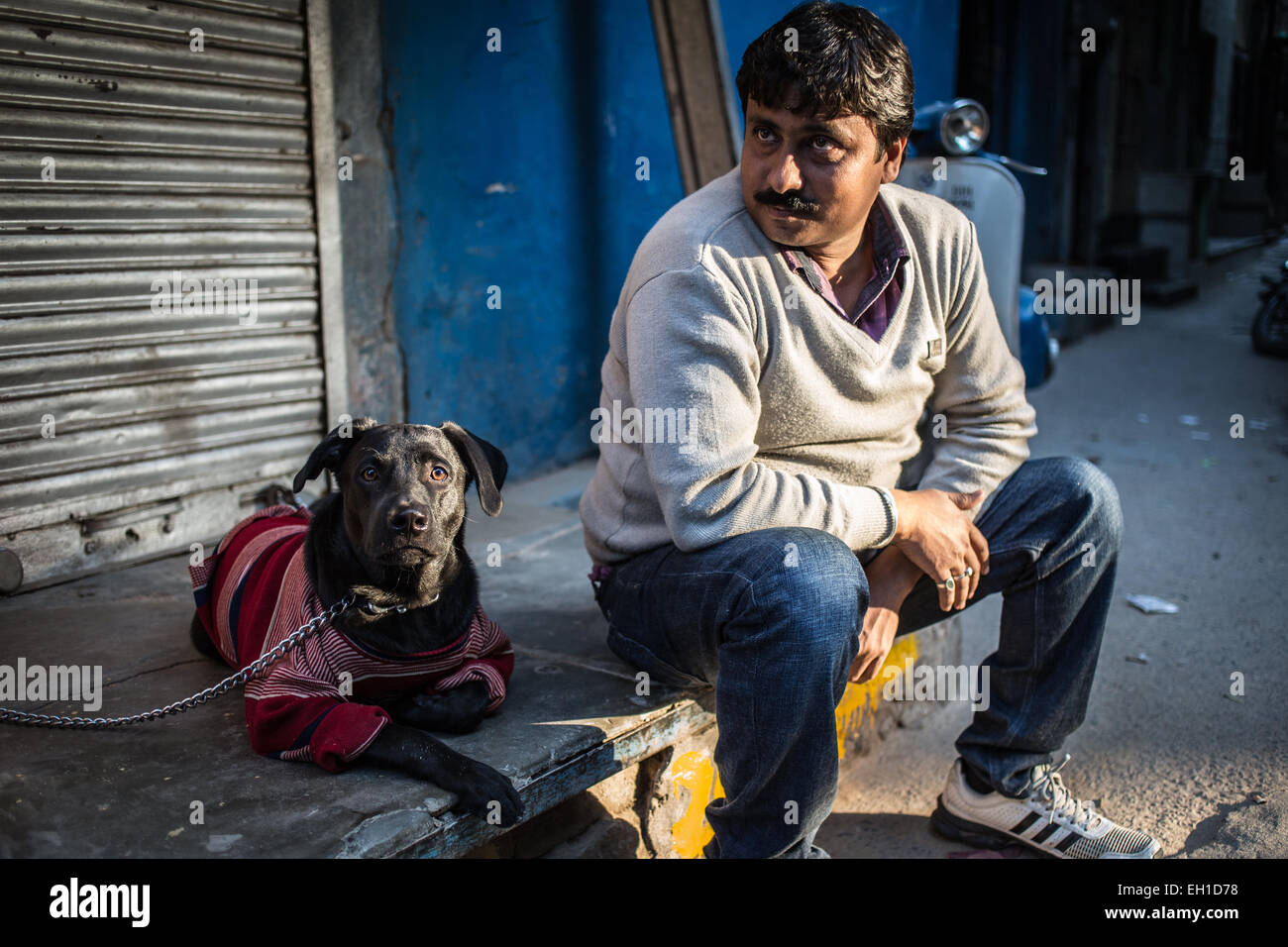 Indischer Mann mit Hund Stockfoto