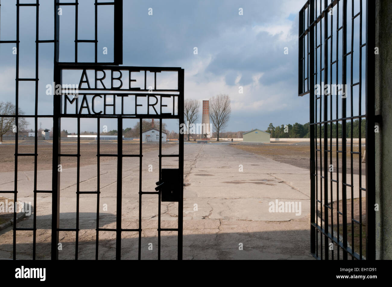 Arbeit Macht Frei-Schild am Tor in KZ-Gedenkstätte Sachsenhausen, Oranienburg, Deutschland Stockfoto