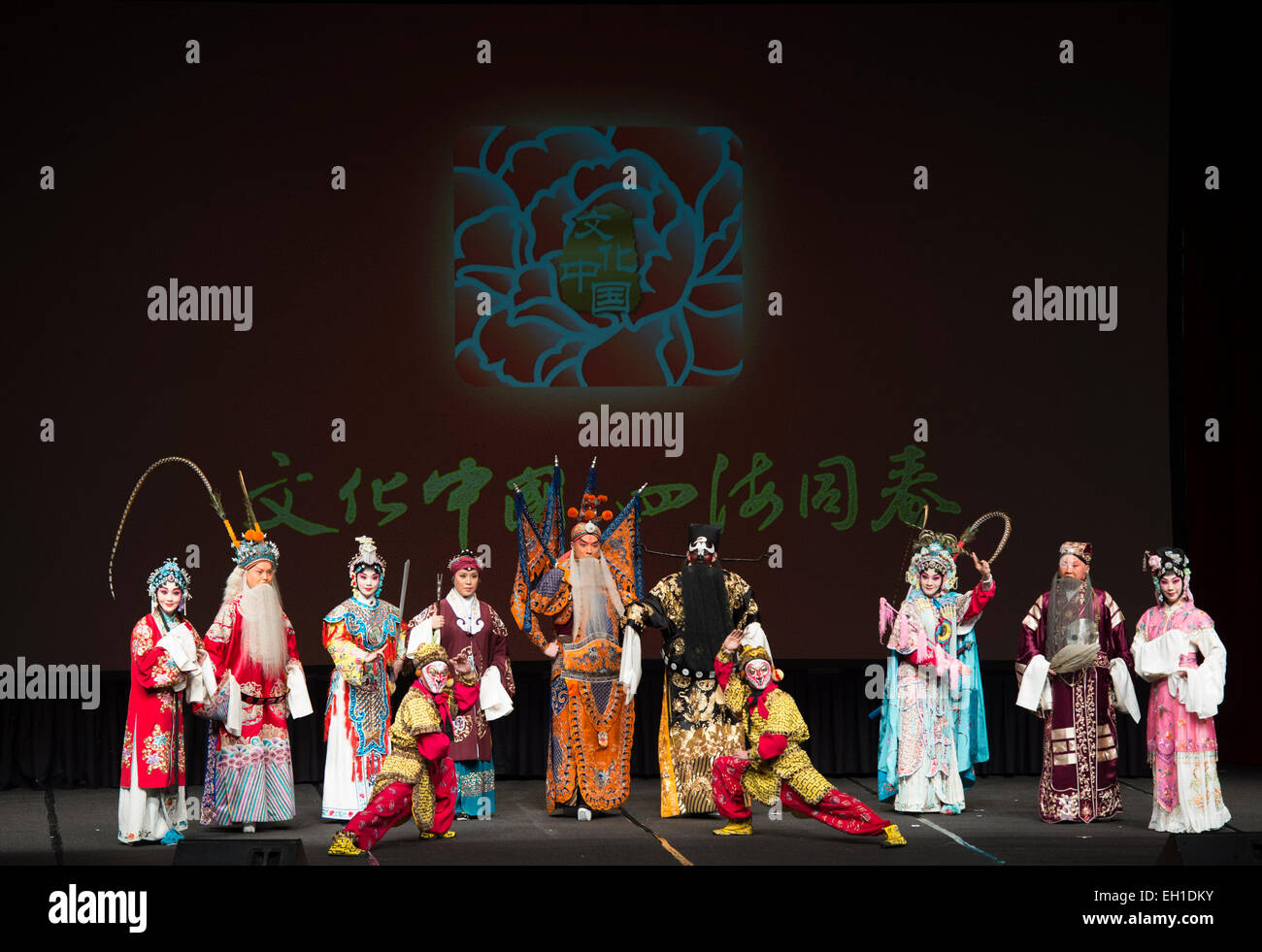 Los Angeles, USA. 4. März 2015. Peking-Oper-Darsteller posieren auf der Bühne während der "Kulturen von China, Festival of Spring" Aufführung in Los Angeles, USA, 4. März 2015. © Yang Lei/Xinhua/Alamy Live-Nachrichten Stockfoto