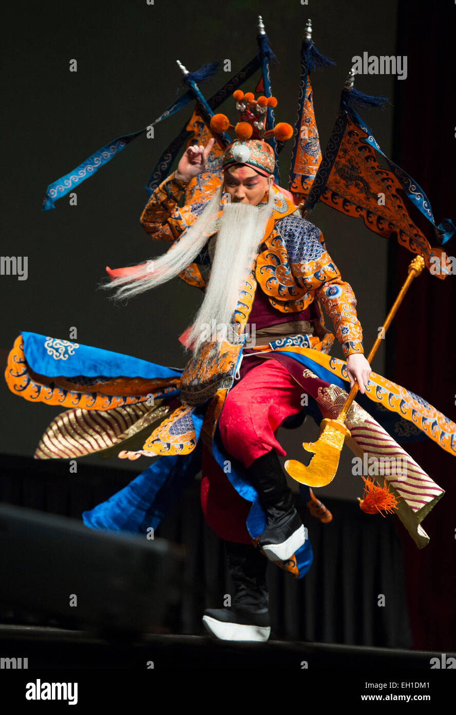 Los Angeles, USA. 4. März 2015. Peking-Oper-Darsteller Tan Zhengyan führt während der "Kulturen von China, Festival of Spring" Aufführung in Los Angeles, USA, 4. März 2015. © Yang Lei/Xinhua/Alamy Live-Nachrichten Stockfoto