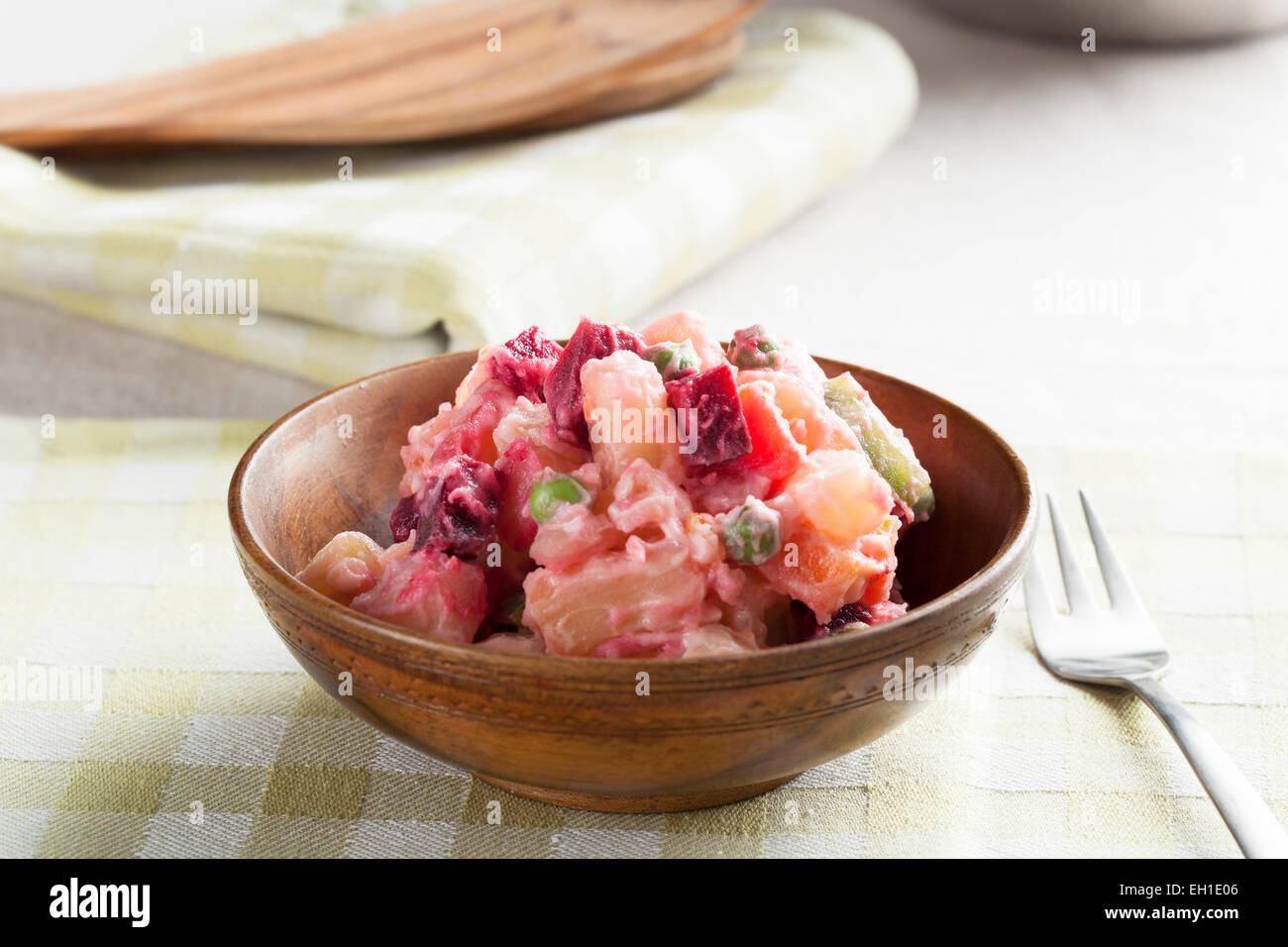 Haitianische Kartoffelsalat, Salat Pomdete, gebildet mit Kartoffeln, Karotten, rote Beete, Erbsen, Paprika und Eiern.  In kleine Holzschale Stockfoto