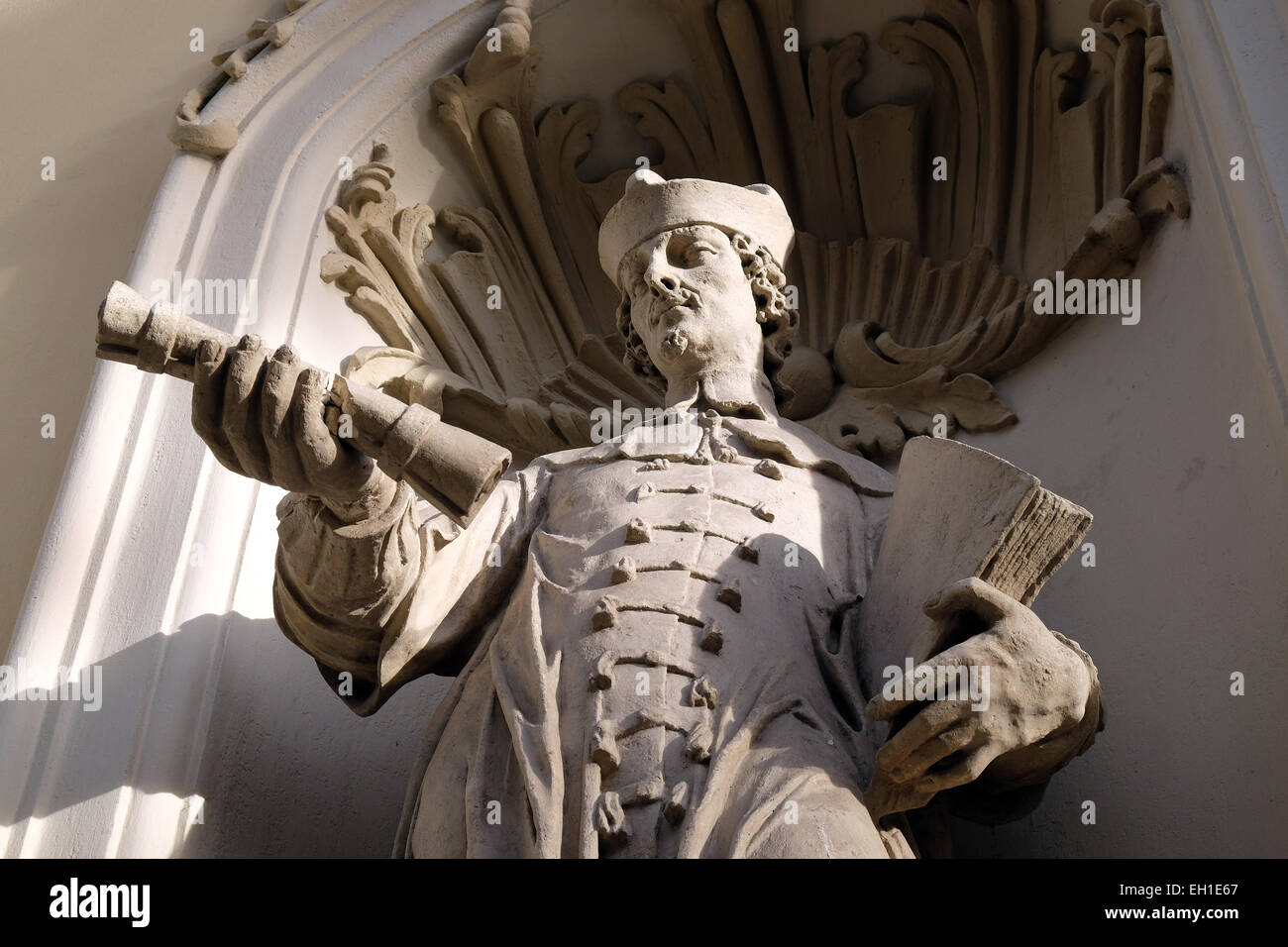 Saint John Sarkanders auf dem Portal der Pfarrkirche des Heiligenblut in Graz, Steiermark, Österreich am 10. Januar 2015. Stockfoto