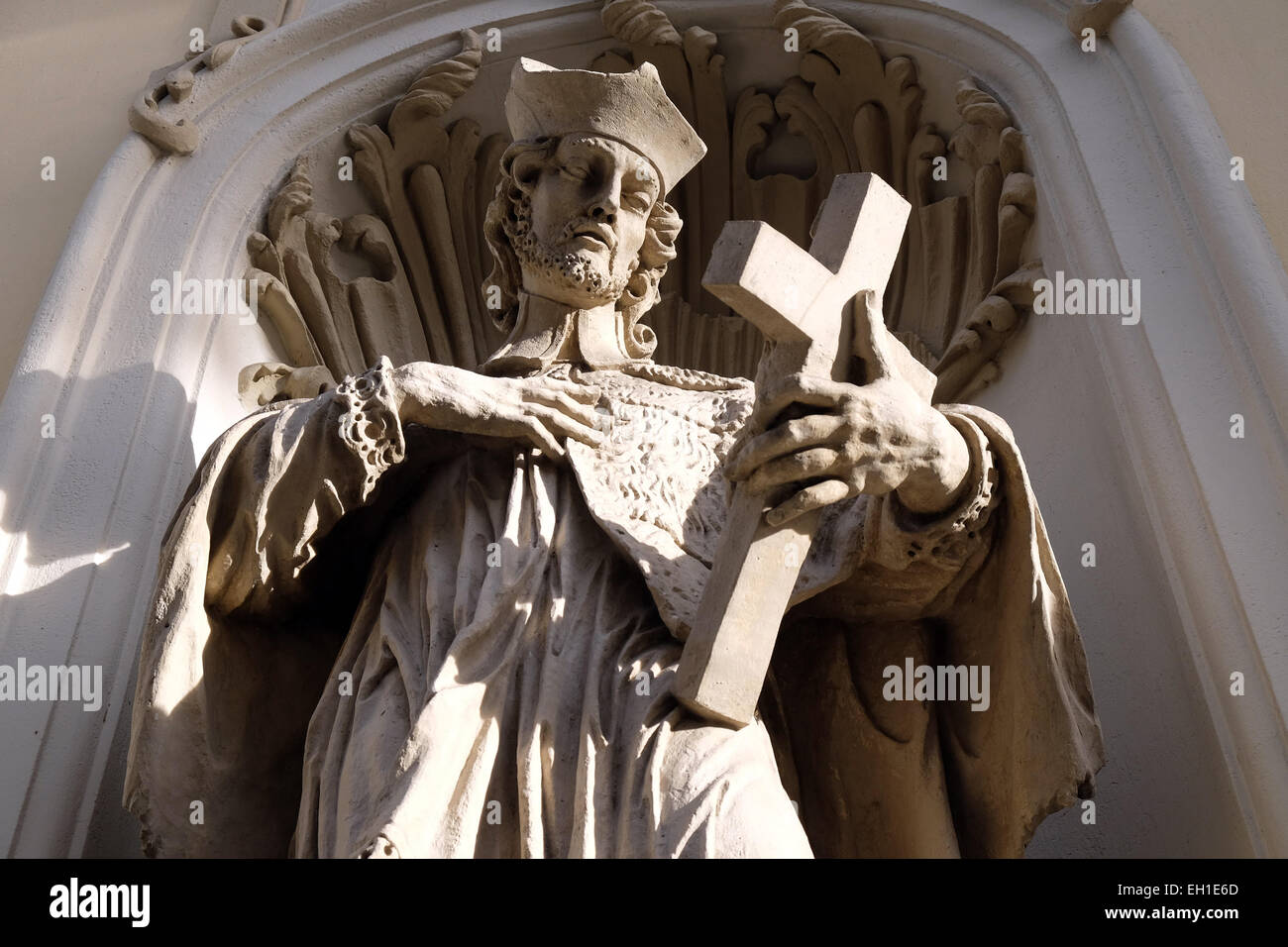 Heiligen Johannes von Nepomuk an der Fassade der Pfarrkirche des Heiligenblut in Graz, Steiermark, Österreich am 10. Januar 2015. Stockfoto