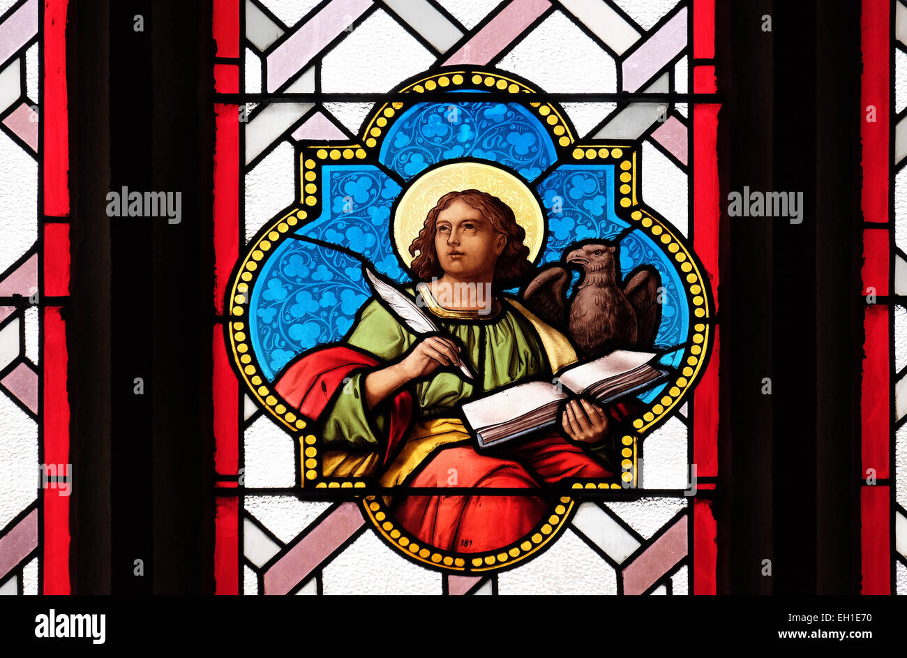 Der Heilige Johannes der Evangelist, Kirchenfenster in der Pfarrkirche des Heiligenblut in Graz, Steiermark, Österreich am 10. Januar 2015. Stockfoto