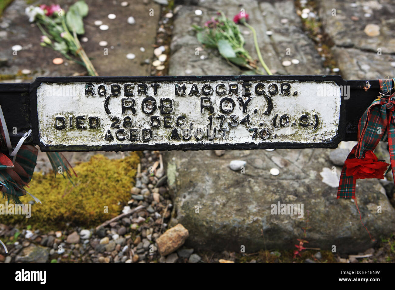 Die schwere Plaque von Rob Roy MacGregor in Balquhidder Friedhof Stockfoto
