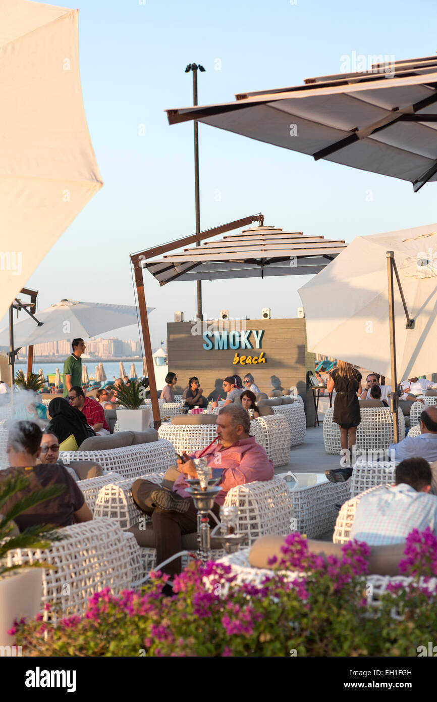 Vereinigte Arabische Emirate, Dubai, Shisha Pfeife rauchen-Café entlang der Dubai Marina Beach. Stockfoto