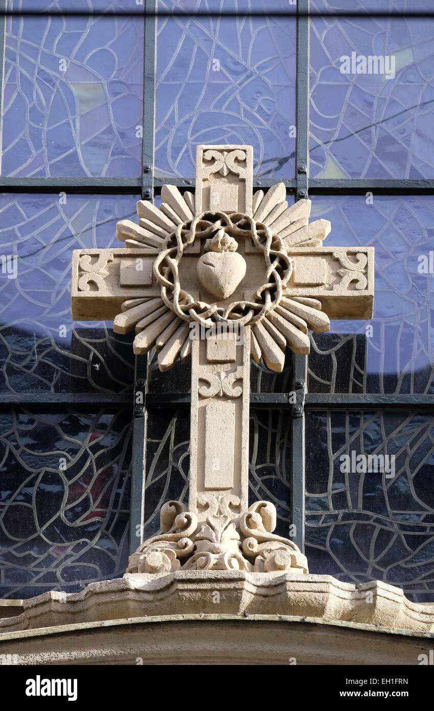 Kreuz am Portal der Pfarrkirche des Heiligenblut in Graz, Steiermark, Österreich am 10. Januar 2015. Stockfoto