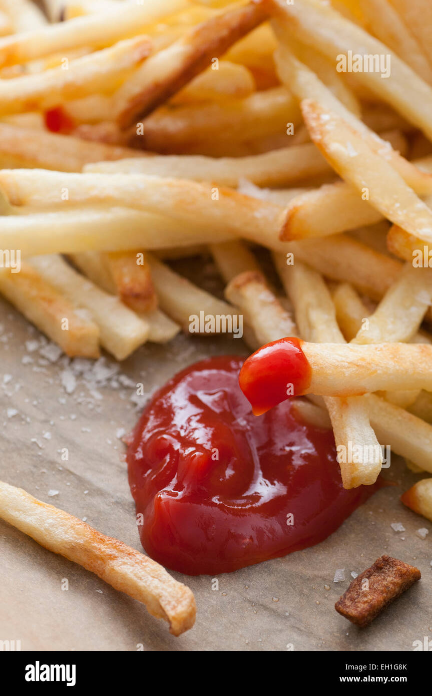 Pommes frites serviert mit Salz und Ketchup. Stockfoto