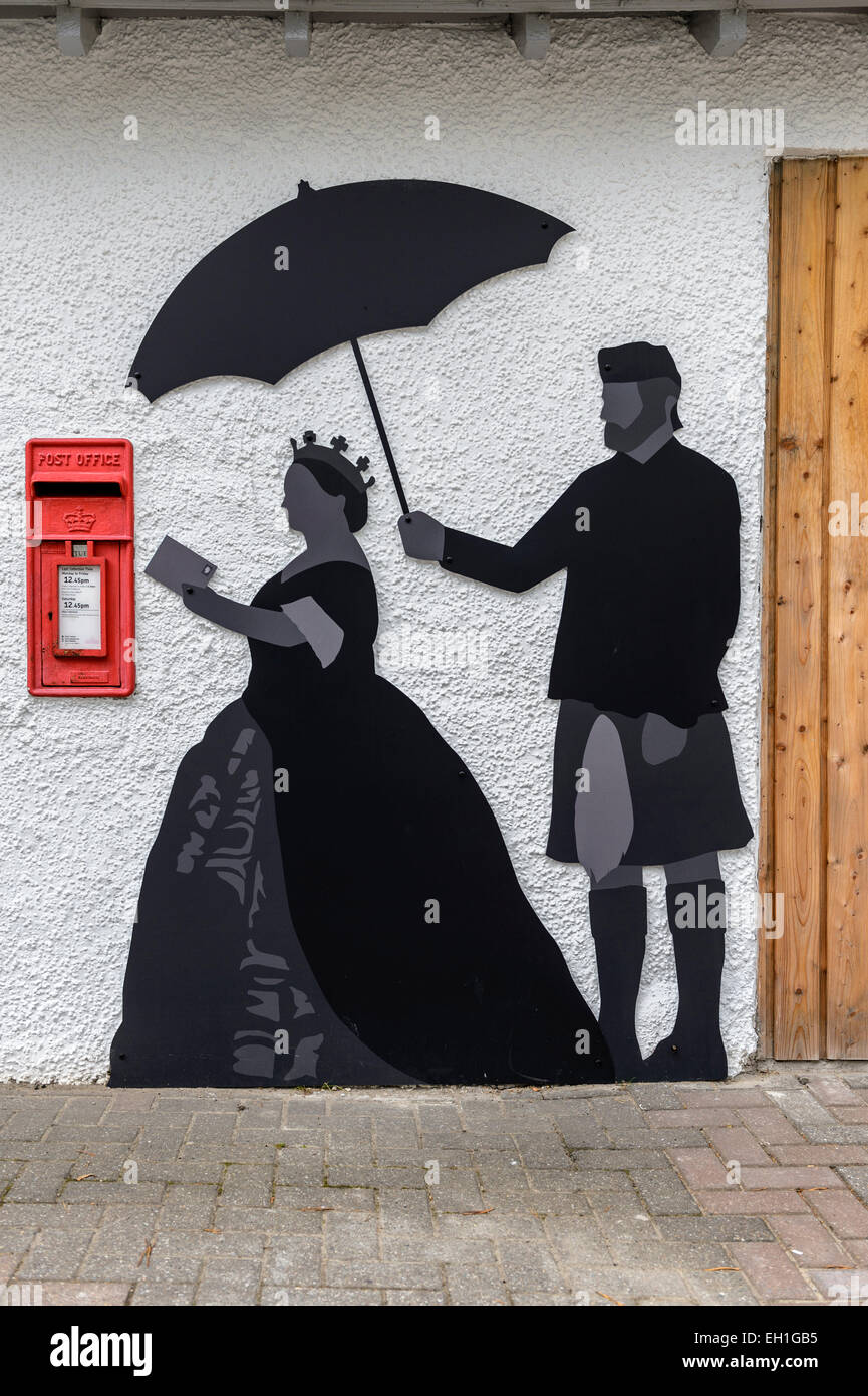 Ausschnitte von Queen Victoria und John Brown neben einen Briefkasten an der Königin View Visitor Center Center, Wald von Tay, Schottland. Stockfoto