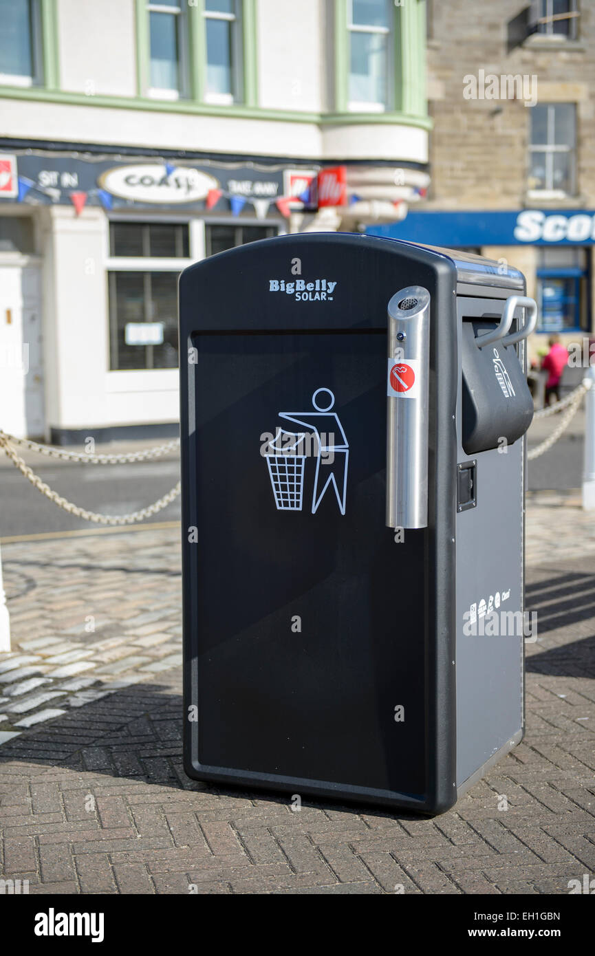 Einem "dicken Bauch" solar angetrieben, Energie effiziente Verdichtung Lagerplatz in Anstruther Strandpromenade, Fife, Schottland. Stockfoto