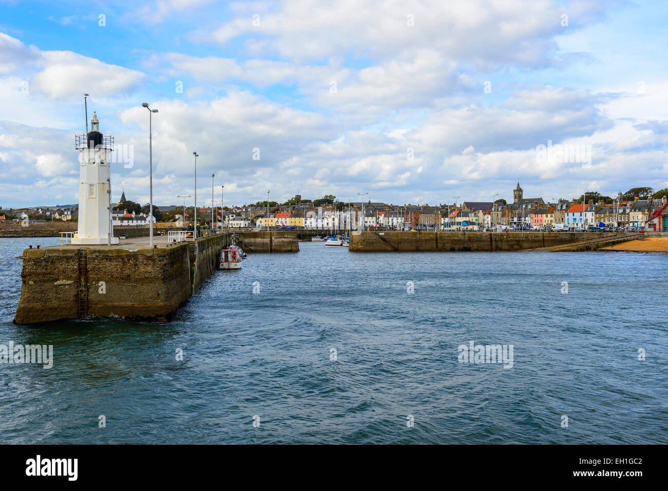 Rückblick in Anstruther Harbour Hafen mit der Stadt darüber hinaus unter einer teilweise bewölkt Herbsthimmel Stockfoto