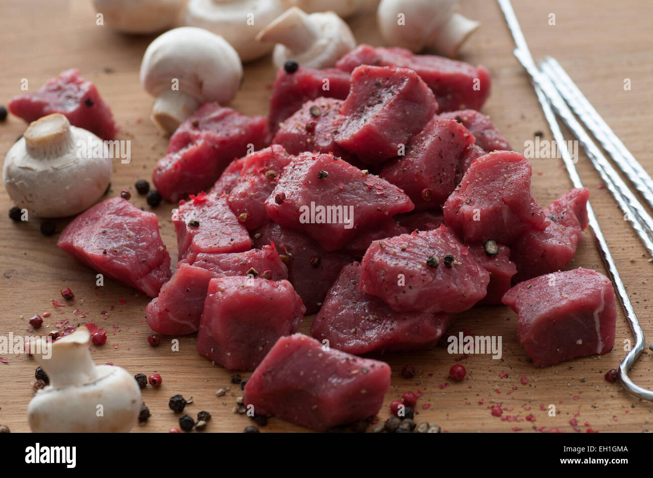 Rohes Rindfleisch in Würfel schneiden, mit Pfeffer und Meersalz gewürzt. Stockfoto