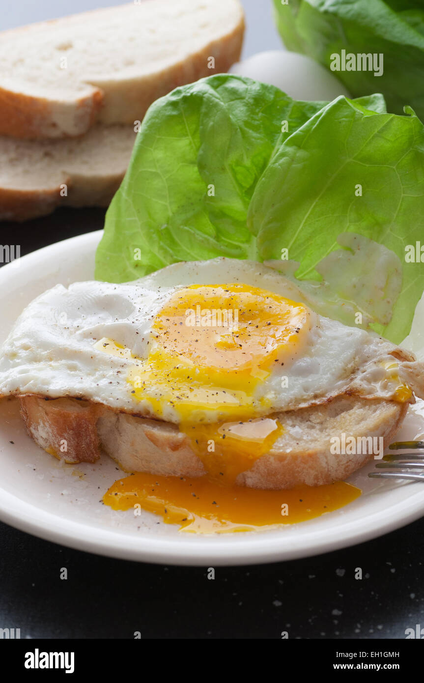 Schnittbrot mit Spiegelei. Meersalz und schwarzem Pfeffer. Stockfoto