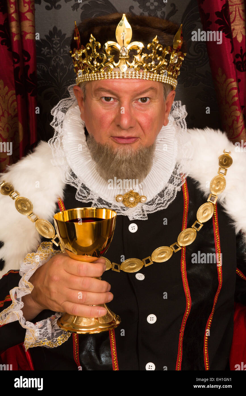 Mittelalterliche König Toasten mit dem Wein in einen goldnen Becher Stockfoto Mittelalterliche König Toasten mit dem Wein in einen goldnen Becher Stockfoto