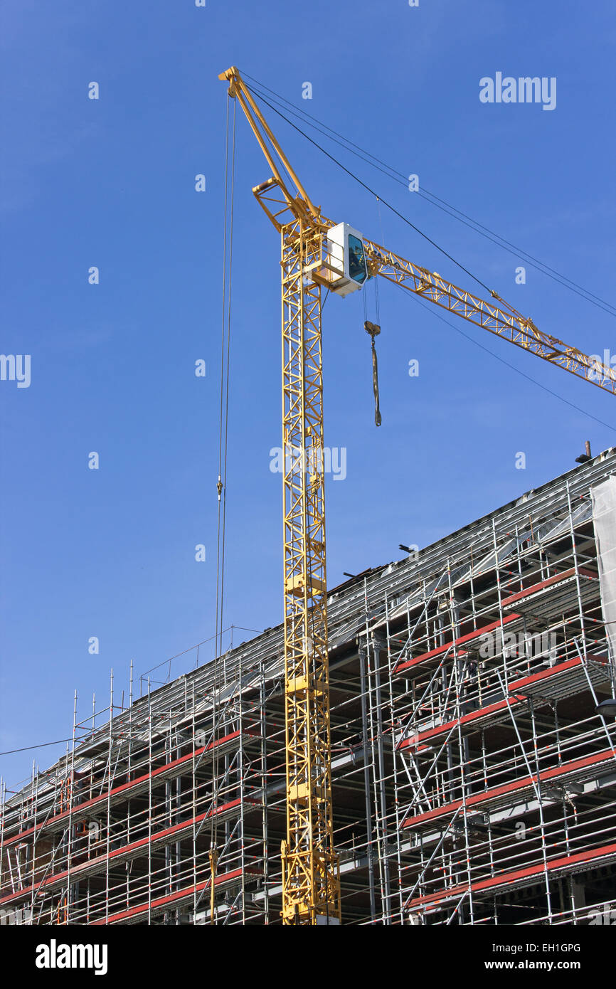 Baustelle mit Kränen gegen blauen Himmel Stockfoto