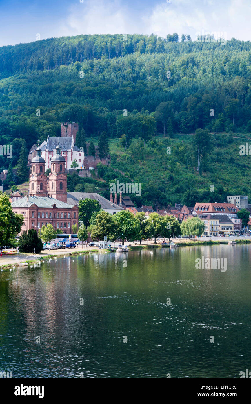 Blick über dem Hauptfluss in Miltenberg Stadt mit st. Jakobus Kirche und Mildenburg Schloss, Bayern, Deutschland, Europa Stockfoto