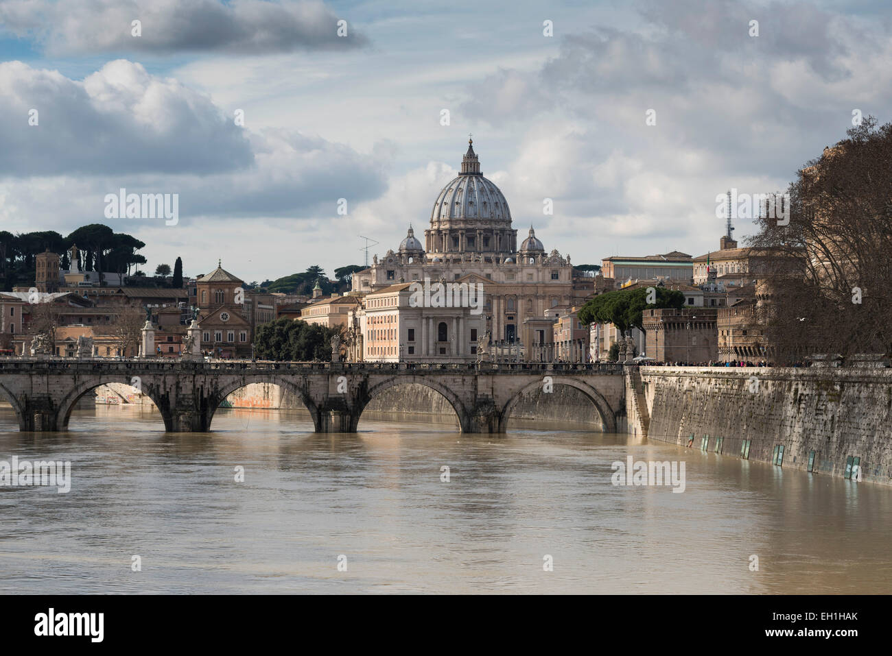Rom. Italien. Hochwasser des Tiber überfluten den Fußweg. Stockfoto