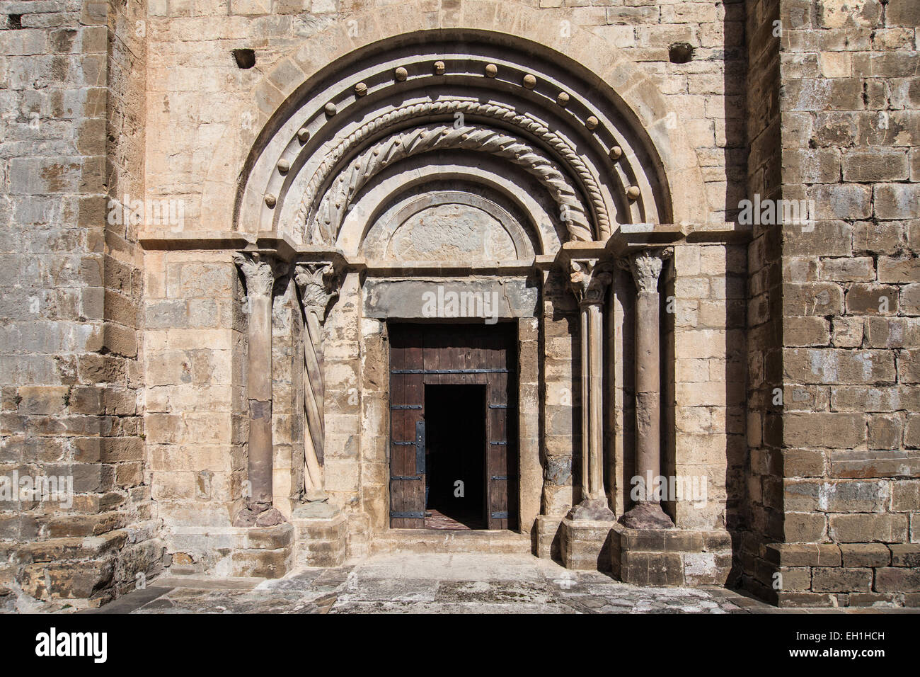 Romanische Portal der Kirche Sant Cristófol in Beget, Provinz Girona, Catalonia. Stockfoto