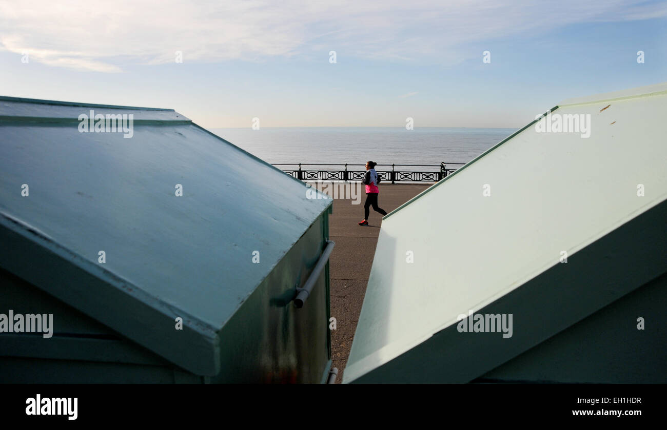 Hove, Brighton, UK. 5. März 2015. Ein Läufer, genießen die schönen sonnigen Frühlingsmorgen Hove Strandpromenade entlang heute mit Meteorologen vorhersagen sonnige und warme Temperaturen für den Rest der Woche. Bildnachweis: Simon Dack/Alamy Live-Nachrichten Stockfoto