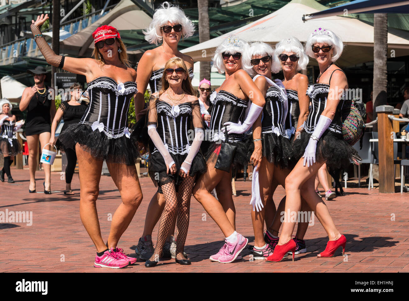 Frauen in schwarzen Kleidern und high Heels während Sydney Spitzenreiter kleine schwarze Kleid ausführen, ein Karneval-Charity-Event, Sydney. Stockfoto