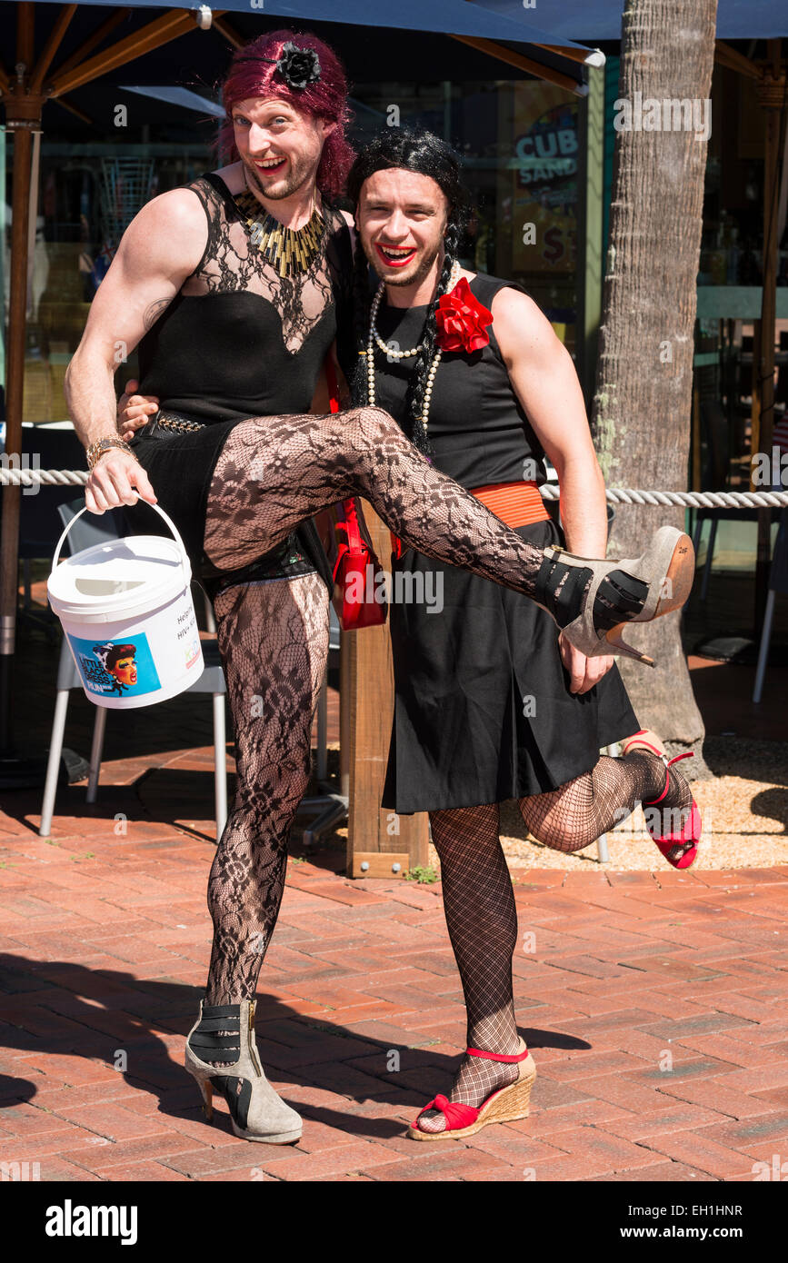 Zwei Männer in schwarzen Kleidern und high Heels während Sydney Spitzenreiter kleine schwarze Kleid ausführen, ein Karneval-Charity-Event, Sydney. Stockfoto