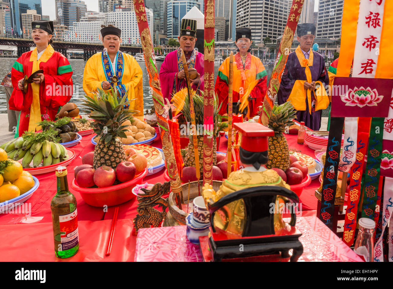 Taoistischen Priester Gesang während des Auges Punktierung Zeremonie für Drachenboote, racing ein uraltes Ritual um sichere. Sydney Stockfoto