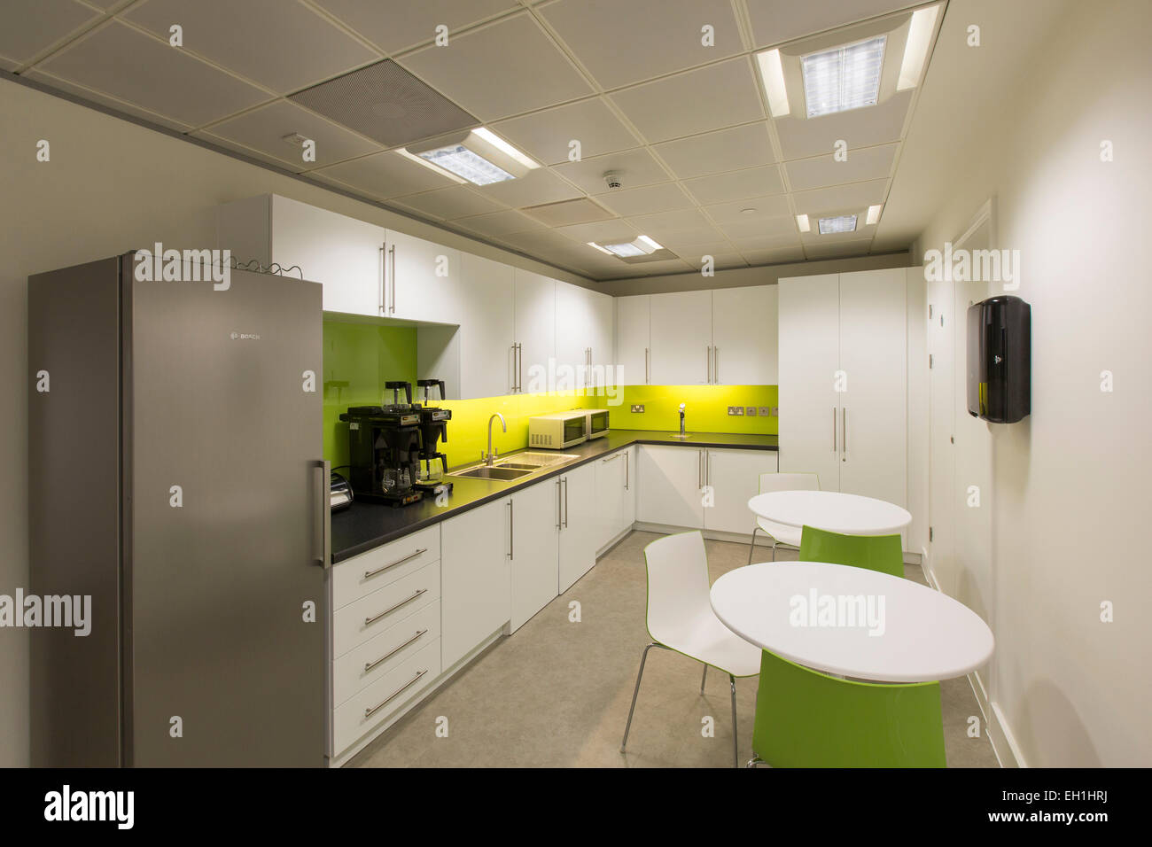 Moderne Büroeinrichtung mit Kochgelegenheit Stockfoto