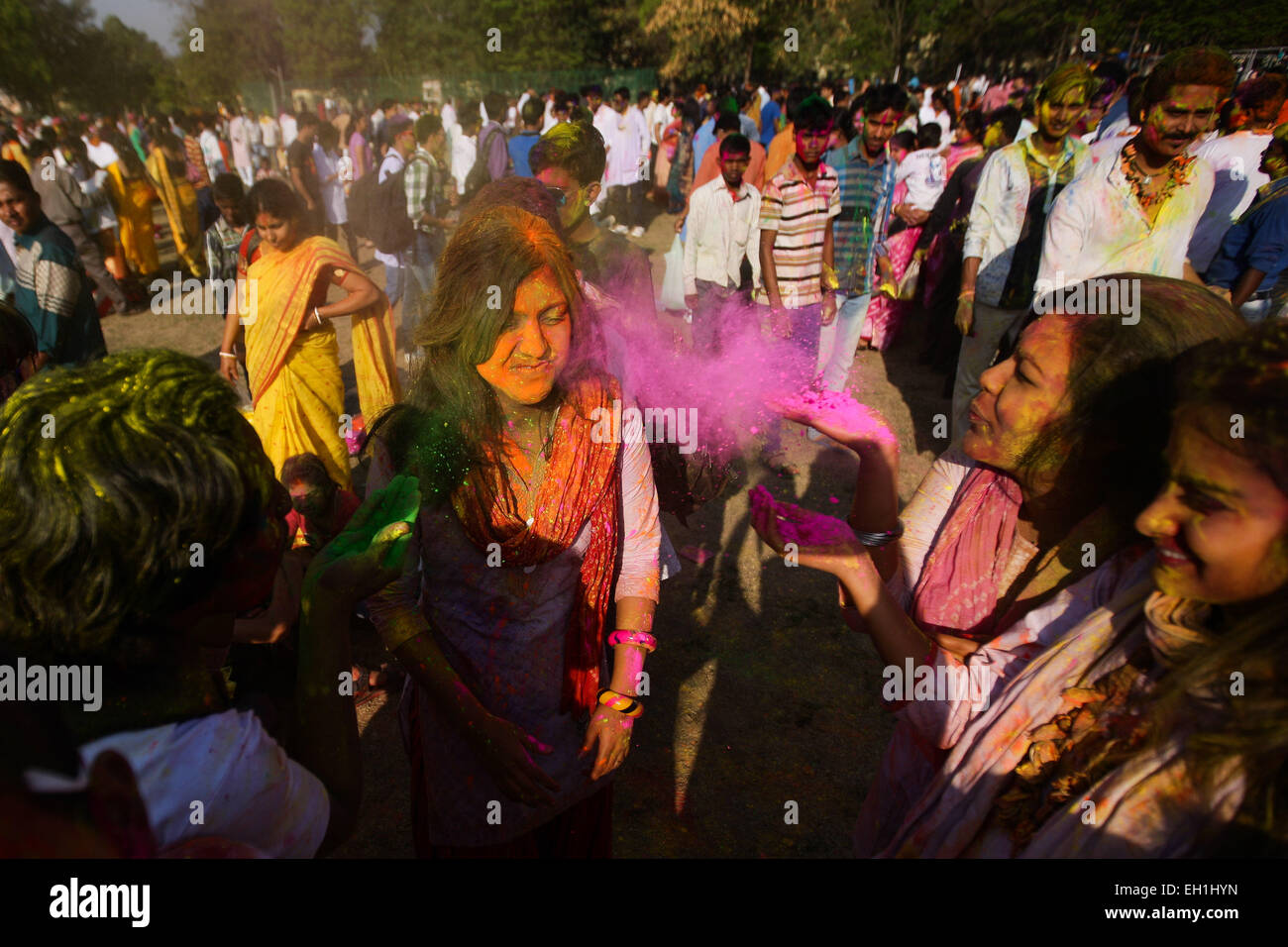 Santiniketan, Indien. 5. März 2015. Junge Menschen spielen mit farbigen Pulvern das Holi-fest in Santiniketan, einer kleinen Stadt nahe Bolpur in Birbhum Bezirk von West Bengal, Indien, am 5. März 2015 zu feiern. "Holi", das Fest der Farben, ist ein Volksfest für das kommen des Frühlings und es in West-Bengalen in Indien am Tag des Vollmondes jährlich im März fällt. Leute spielen mit Farbpulver auf einander mit großer Freude. Bildnachweis: Zheng Huansong/Xinhua/Alamy Live-Nachrichten Stockfoto