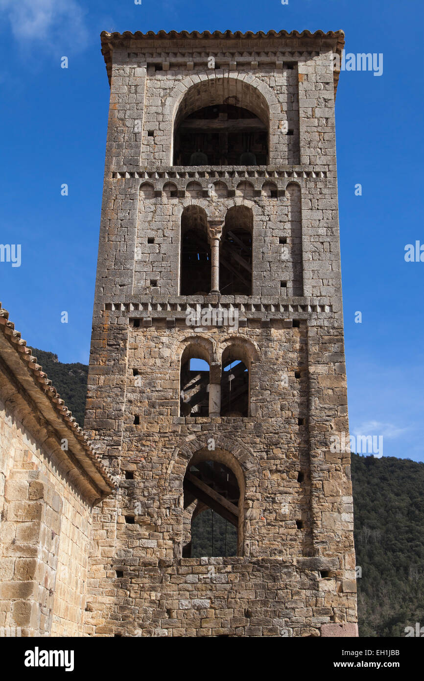 Romanische Glockenturm Turm Sant Cristófol Kirche in Beget, Provinz Girona, Catalonia. Stockfoto