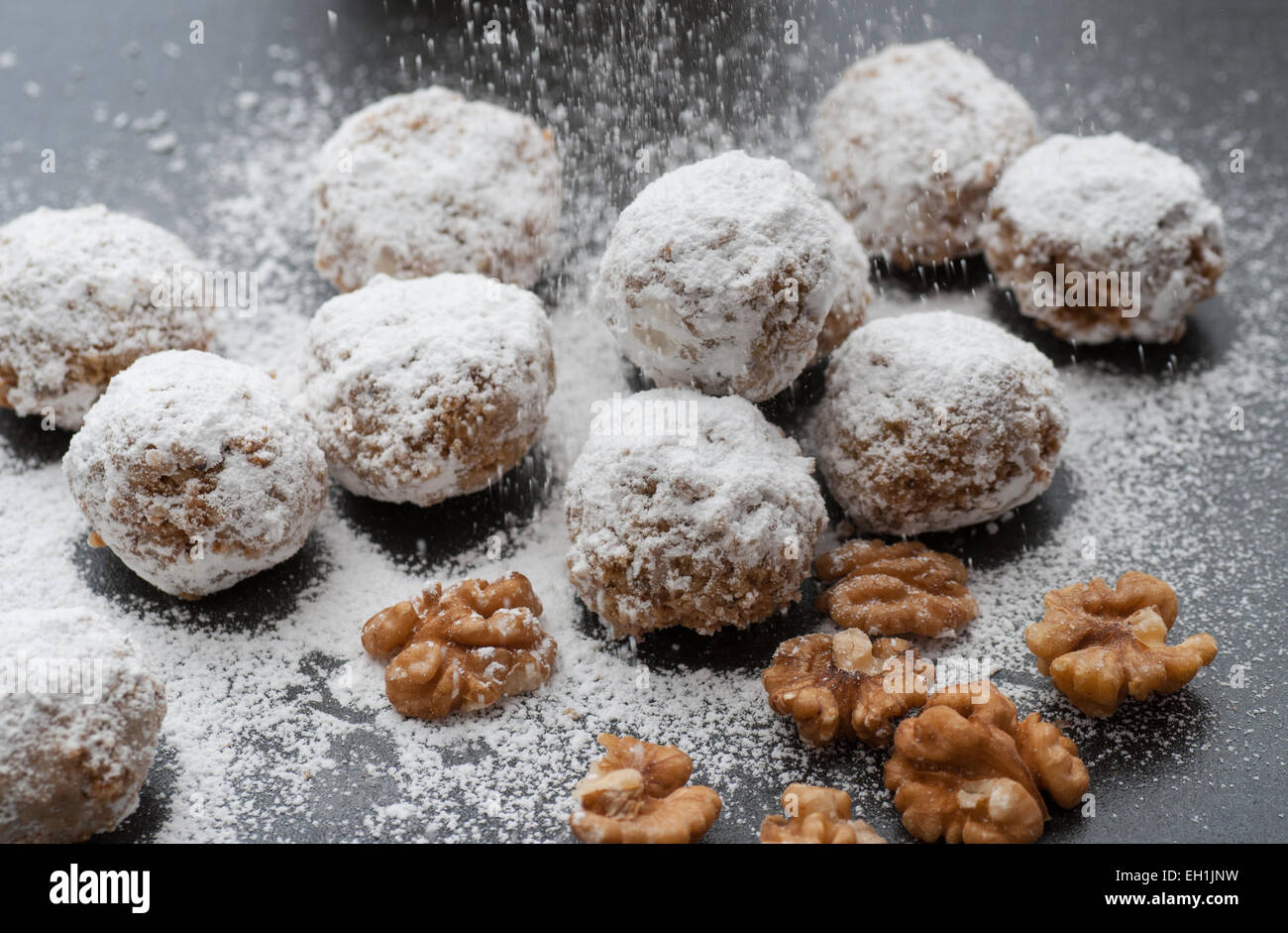 Hausgemachte Walnuss Schneeball Cookies mit Puderzucker bestreuen. Stockfoto