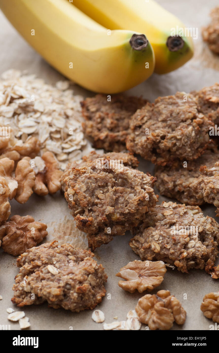 Drei Zutaten Kuchen. Banane, Hafer und Walnuss. Stockfoto