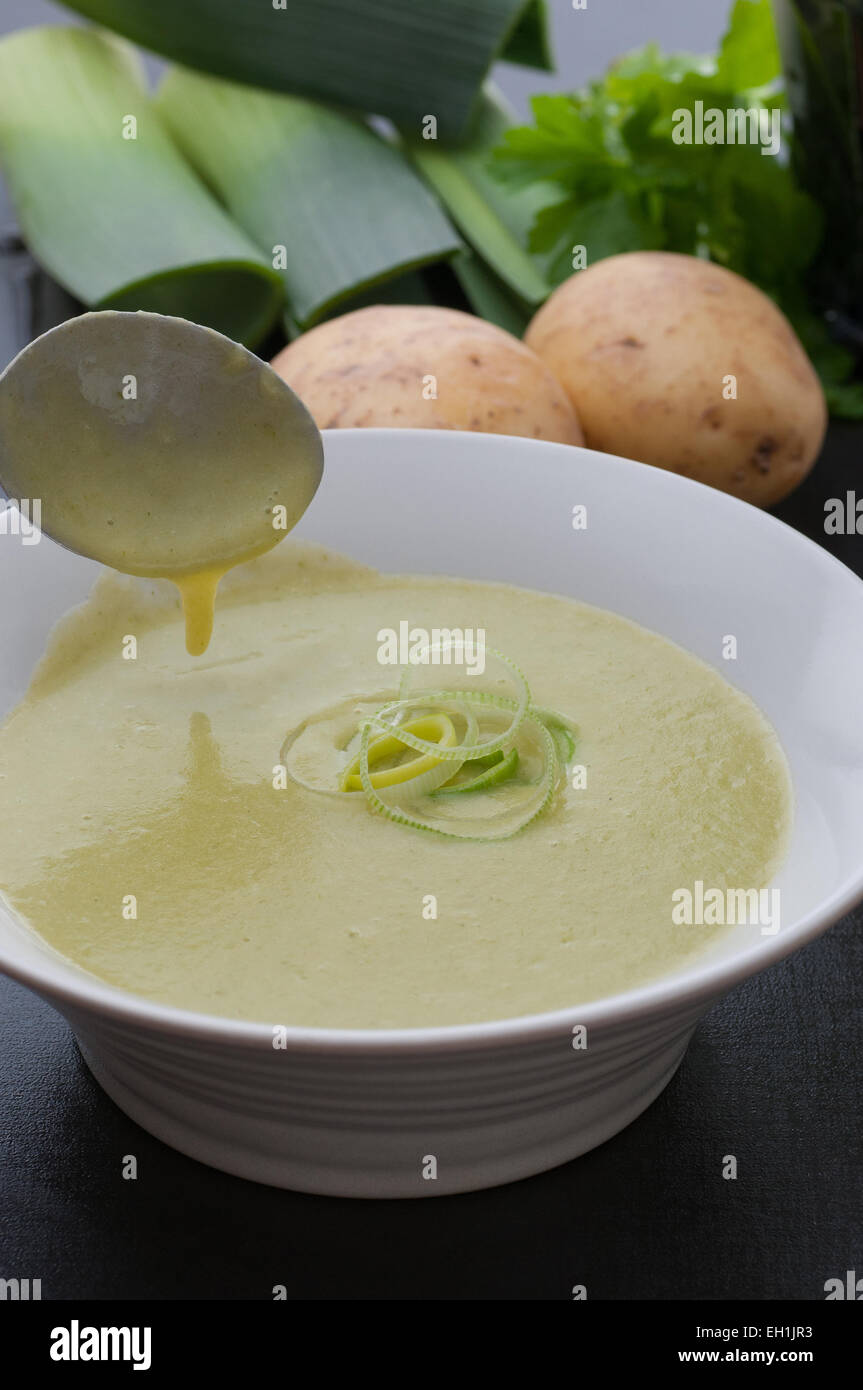 Hausgemachte cremige Lauch und Kartoffel Suppe. Stockfoto