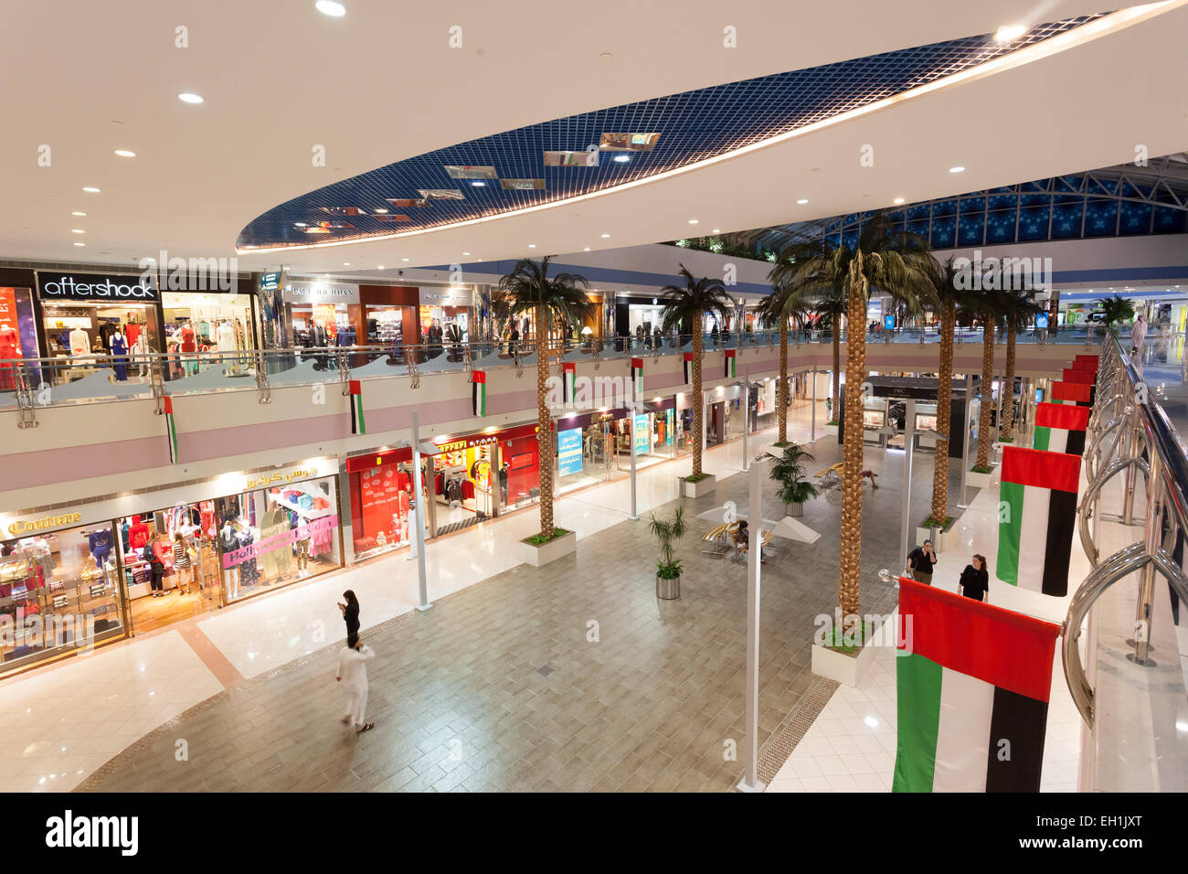 Innenraum der Marina Mall in Abu Dhabi. 21. Dezember 2014 in Abu Dhabi, Vereinigte Arabische Emirate Stockfoto