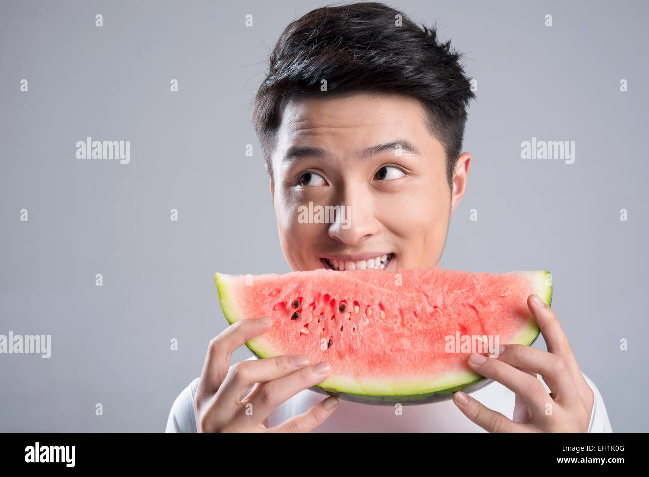 Junger Mann Essen Wassermelone Stockfoto