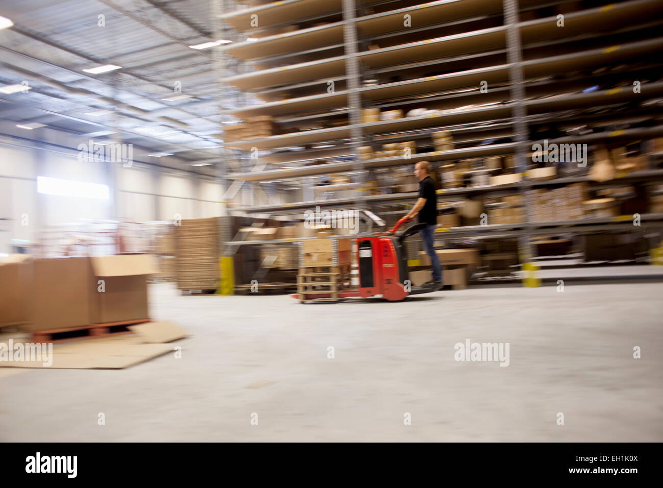 Mann fahren Gabelstapler in Fabrik Lager Stockfoto