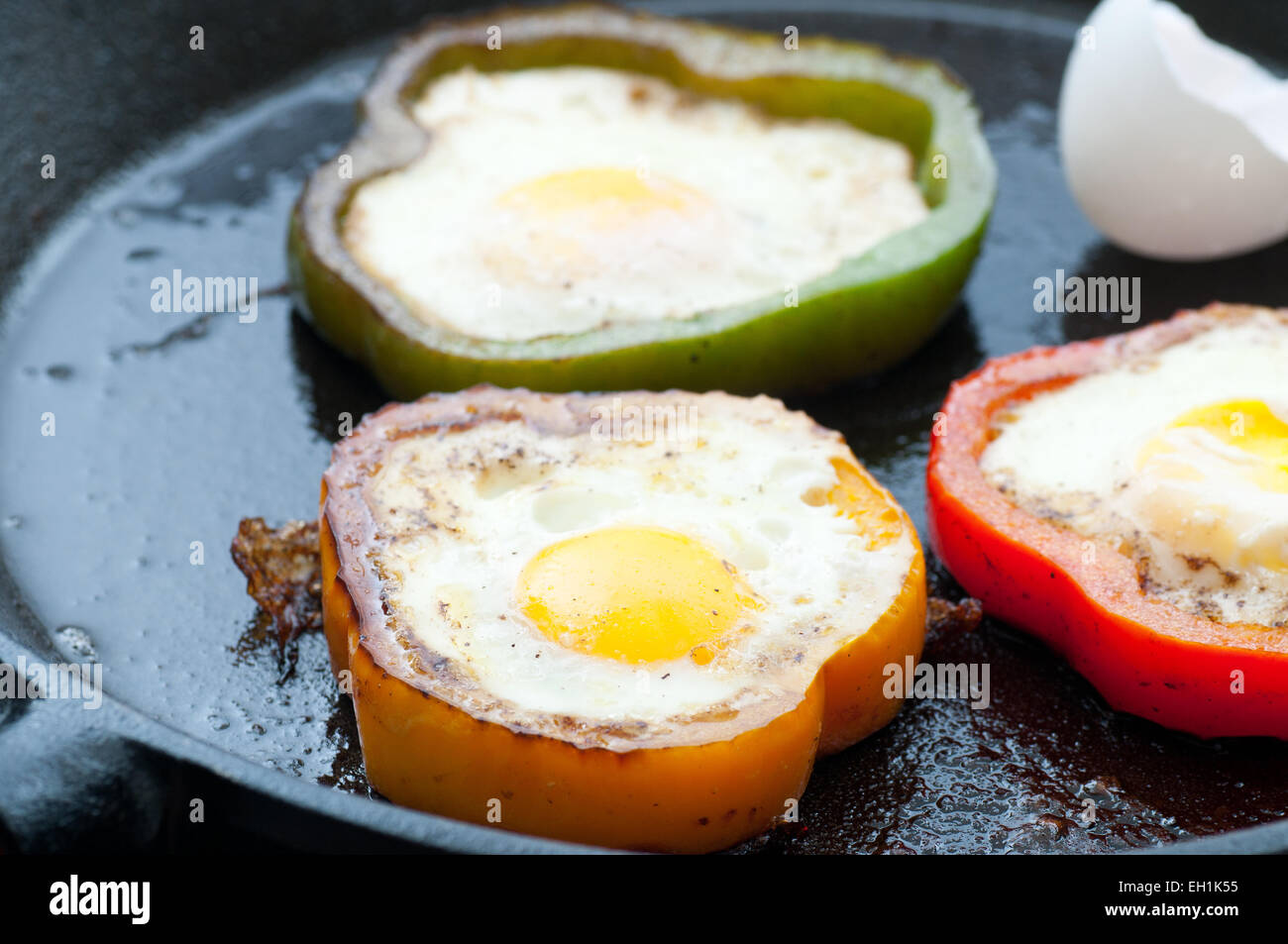 Eiern gebraten in Paprika Ringe. Stockfoto