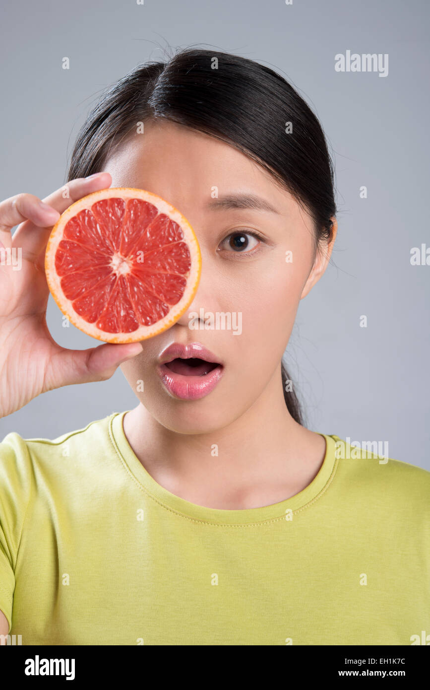 Junge Frau Essen grapefruit Stockfoto