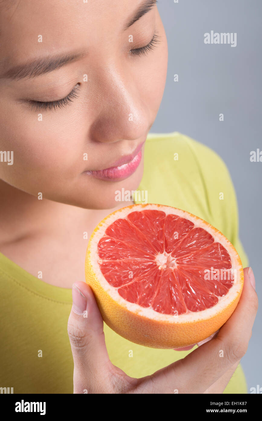 Junge Frau Essen grapefruit Stockfoto
