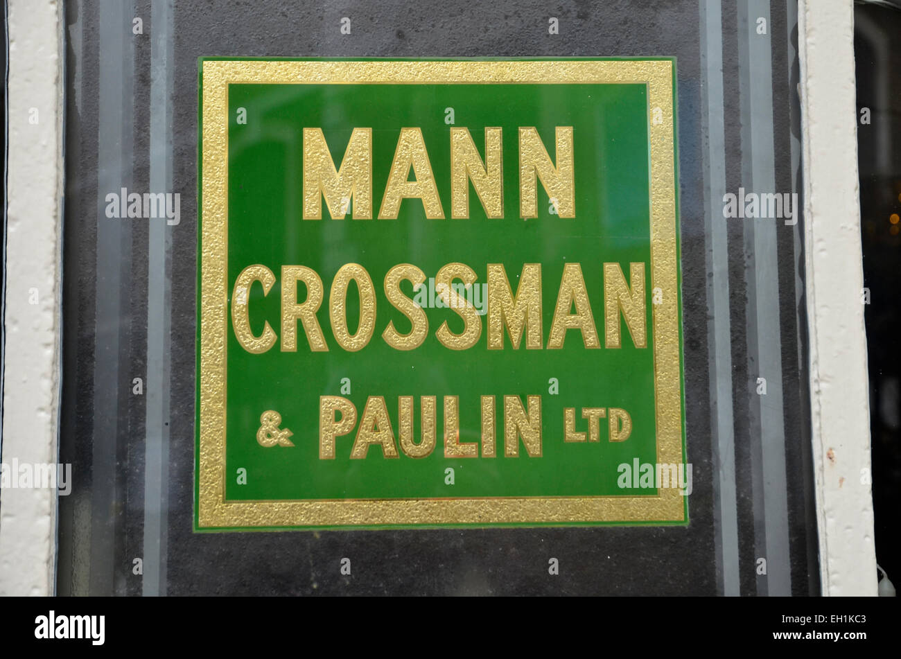 Ein Alter Mann Crossman und Paulin unterzeichnen in einem Pub-Fenster in Clerkenwell, London Stockfoto