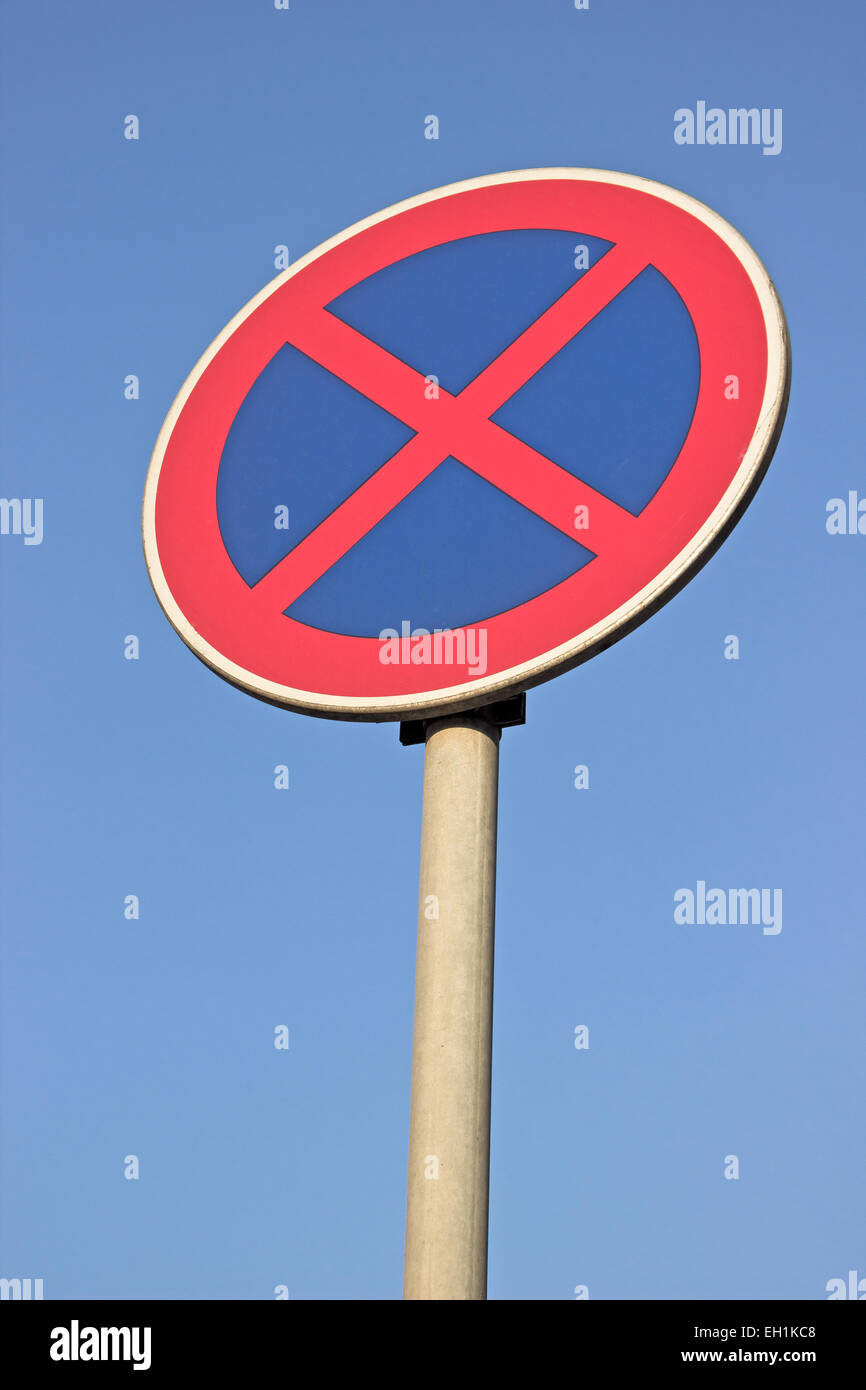 Kein Parkplatz Schild über blauen Himmel Stockfoto
