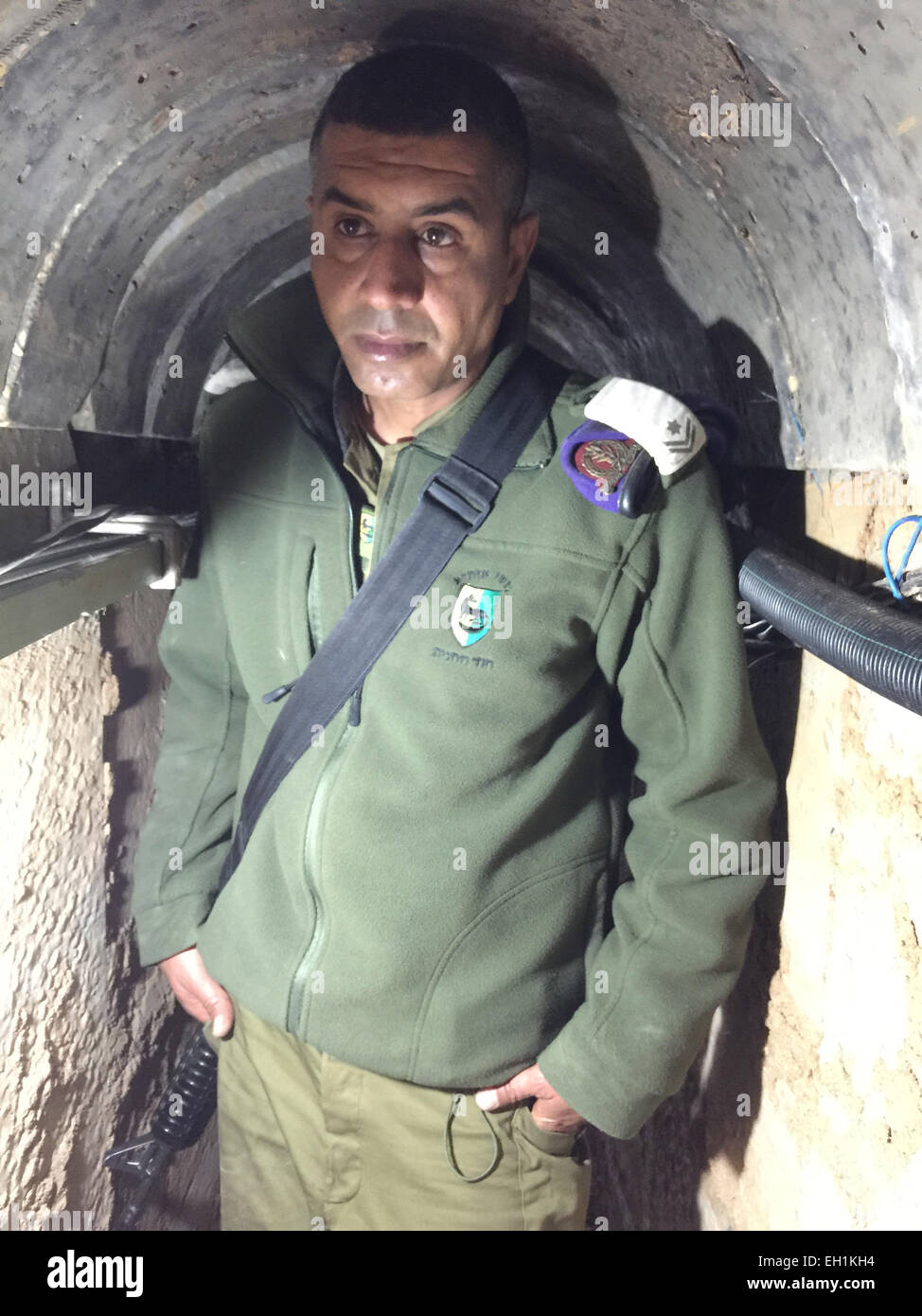 Command Sergeant Major Mohamad Abu Solb der israelischen Armee steht vor einem Tunnel von palästinensischen Kämpfern aus dem Gazastreifen, 23. Februar 2015 gebaut. Der unterirdische Korridor verbindet den Gaza-Streifen nach Israel. Foto: Vergebens Koopmans/dpa Stockfoto