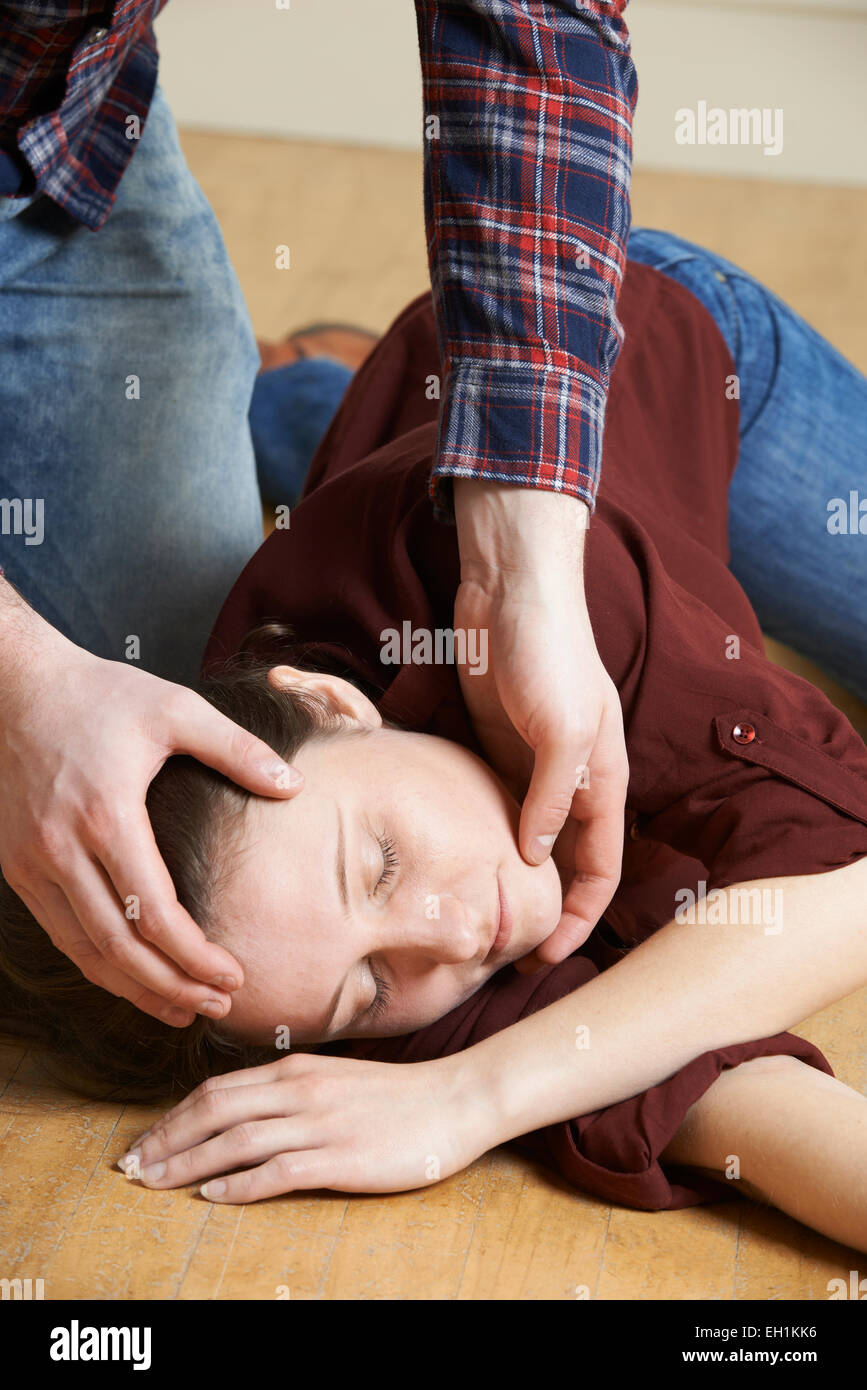 Mann Frau In Seitenlage nach Unfall platzieren Stockfoto