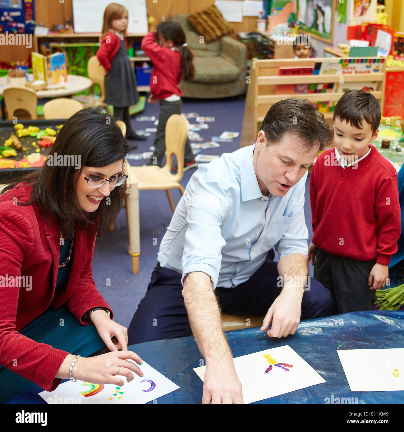 Liberal Democrats Nick Clegg beteiligt sich an Fingermalerei Botley Schule bei einem Besuch in das Parteiprogramm zu starten Stockfoto