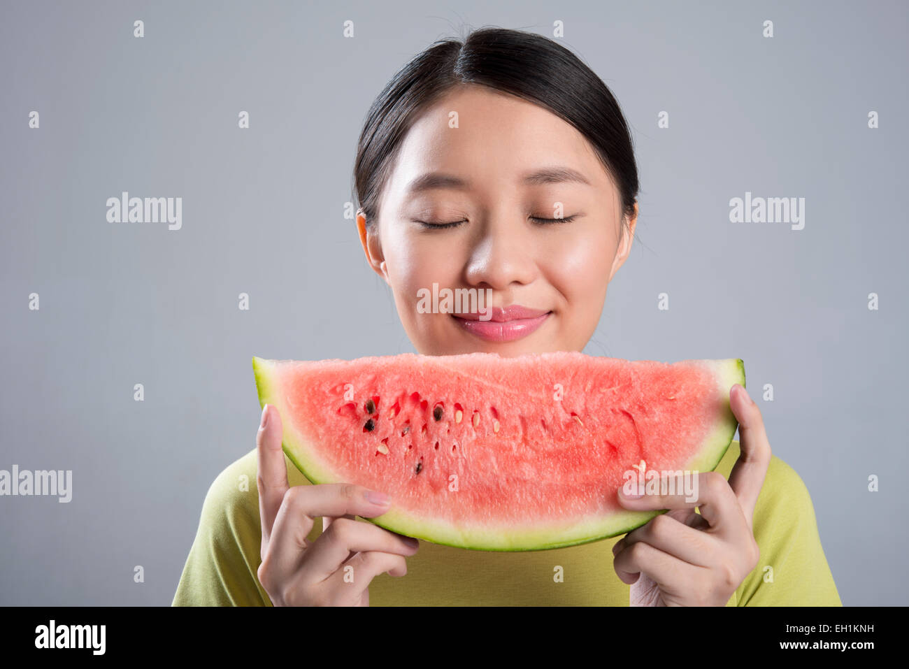 Junge Frau, die Wassermelone essen Stockfoto