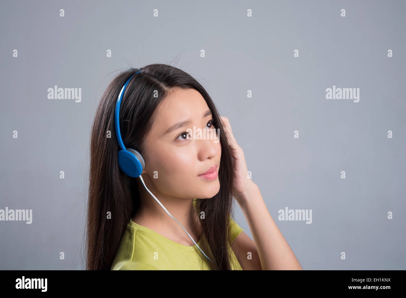 Junge Frau Hören von Musik Stockfoto
