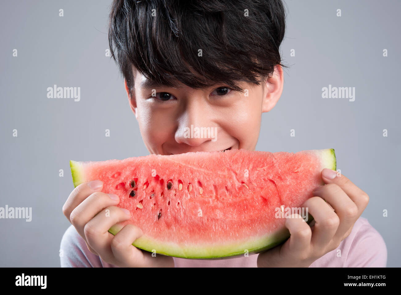 Junger Mann Essen Wassermelone Stockfoto